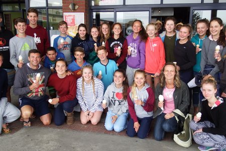 Nog â€˜n groot groep vakansiegangers was die Landloopspan van Stellenberg HoÃ«rskool in Durbanville wat Gansbaai Wimpy se roomyse terdeÃ« geniet het, ingesluit hulle afrigter, Elvin van Zyl, voor 2de van links. â€œBaie dankie vir die groepfoto. Ons het die naweek baie geniet en sal julle beslis weer besoek,â€ - Elvin van Zyl.
